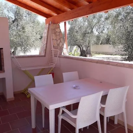 לינה וארוחת בוקר Borgo Cerasa ויאסטה